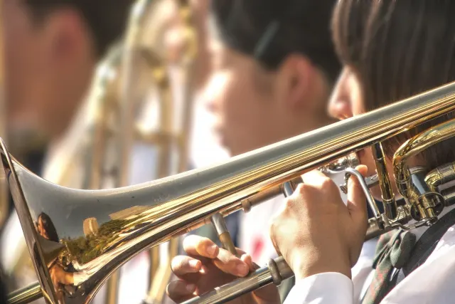 演奏する学生