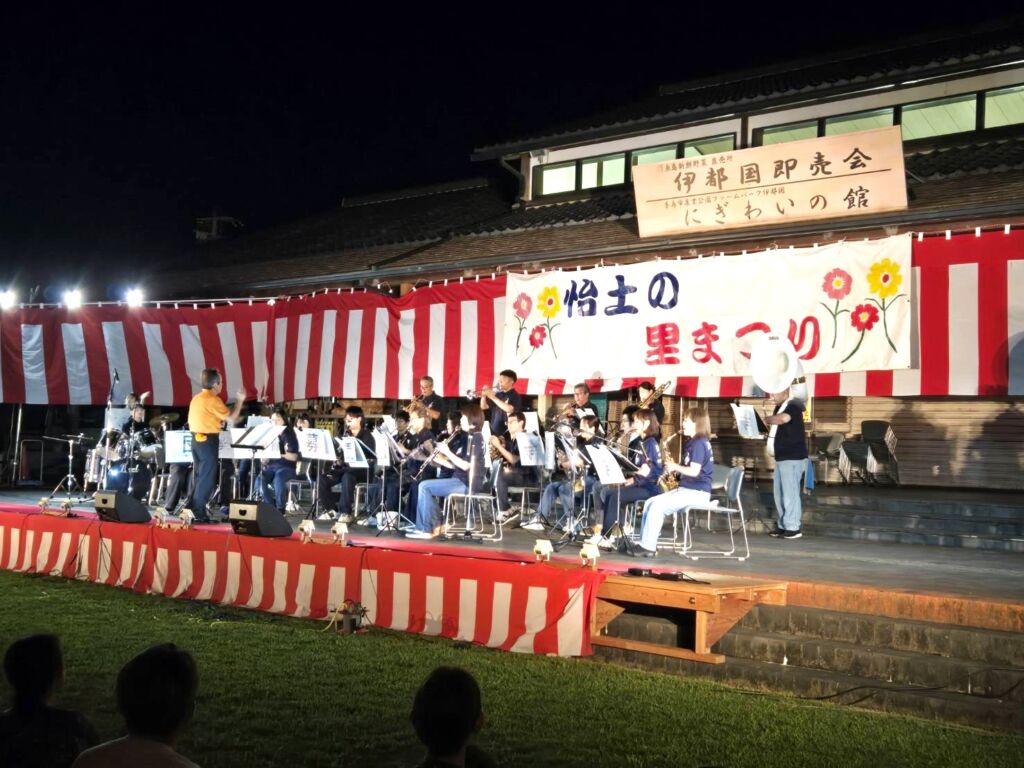 糸島市吹奏楽団による怡土の里まつりでの野外演奏