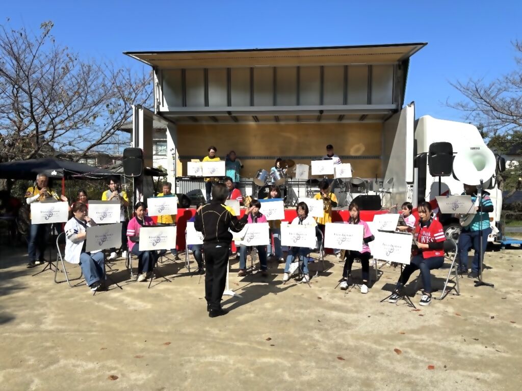 糸島市吹奏楽団による屋外ステージでの演奏
