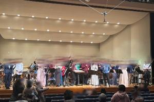Marble Wind Brass TOKYOのホール公演。ステージいっぱいに並んだ団員が客席に向かって演奏している
