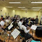 Marble Wind Brass TOKYOの練習風景。譜面台を立てて木管と金管の団員が並んで合奏している