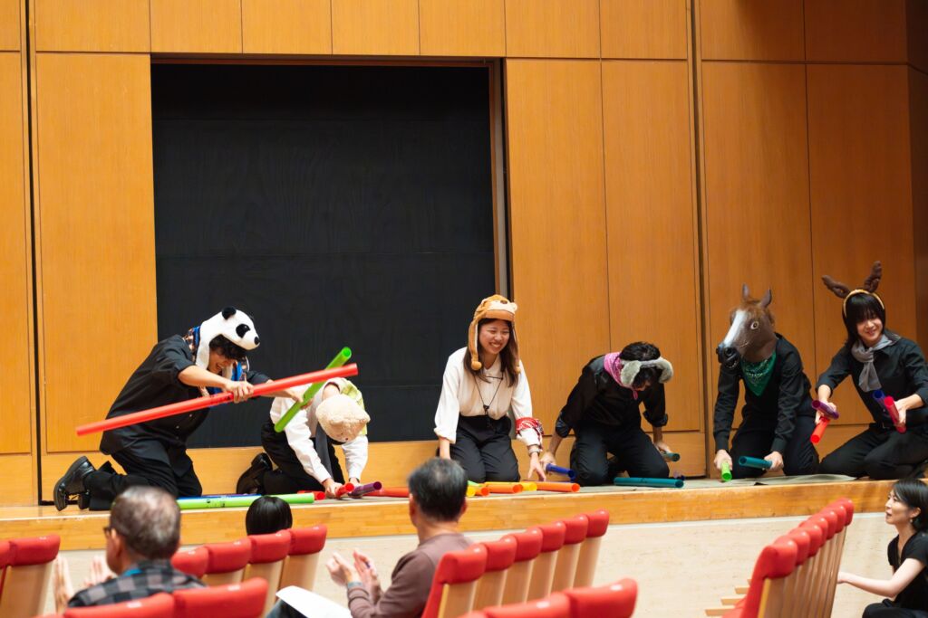 杉並くじら音楽団の演奏会ステージ。動物の被り物をした団員による演出