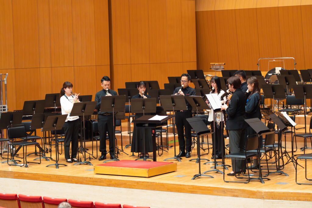 杉並くじら音楽団の演奏会で木管楽器のアンサンブルを演奏する団員